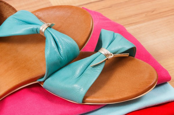 Comment choisir des sandales à lanières pour une silhouette en H?