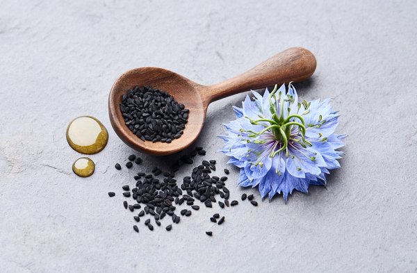 Nigelle et thymoquinone : l'essentiel pour votre bien-être naturel